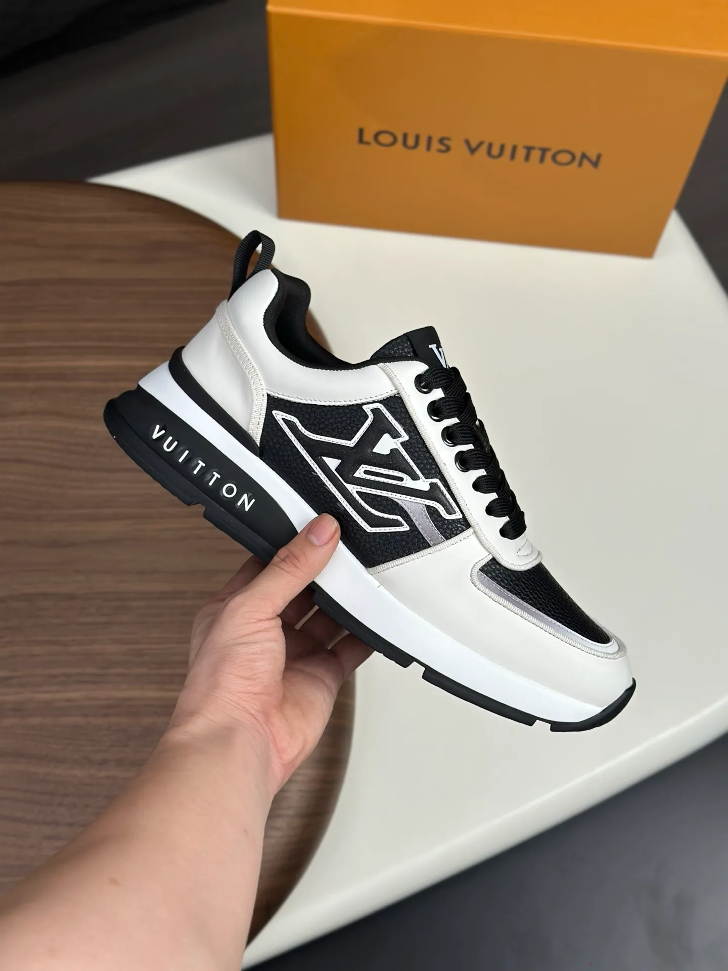 Men's shoes💰820 Lv 🔍Top purchasing agent🇮🇹 Louis Vuitton, the sports sneaker counter is synchronized, the uppers are imported from Italy, high-quality splicing colorful and complex crafts, the imported mesh padding is soft and comfortable, soles: original soles specially provided by the original factory, T men's men's shoes 💰U exclusive movable molded soles are super comfortable, original factory and single goods, 🔍🔍high quality, you can enter and leave the counter at will, welcome to compare, code number 38-44 (customized 45)